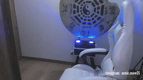 JEANNE no olvides seguirme dont forget follow me  uu online show from February 18, 12:15 am