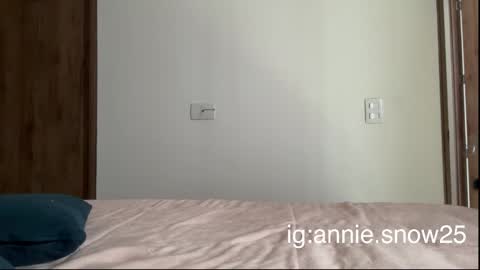 JEANNE no olvides seguirme dont forget follow me  uu online show from March 6, 7:21 pm