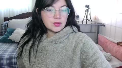 LAURA - A n n i e  S w a n online show from January 13, 3:58 pm