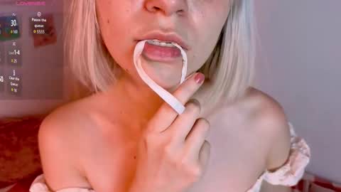 annietinky online show from December 19, 4:52 am