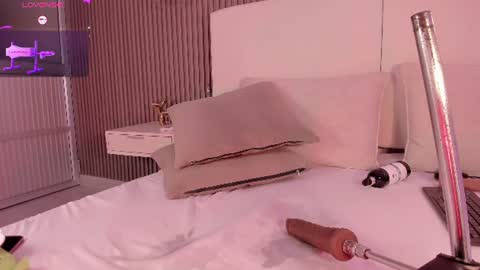 Snapshot of anniie_clarkson chatting on July 1, 8:52 pm ANNIE online show from July 1, 8:52 pm
