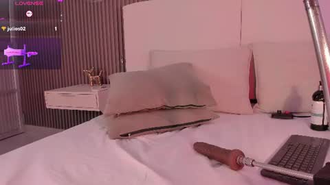 Snapshot of anniie_clarkson chatting on July 3, 8:04 pm ANNIE online show from July 3, 8:04 pm