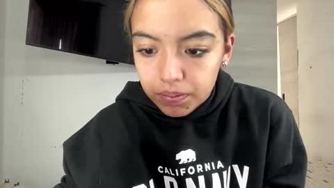 Snapshot of anotella_aa chatting on April 15, 7:58 pm anotella_aa online show from April 15, 7:58 pm