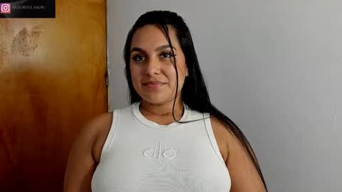 Snapshot of antonella_rod chatting on November 21, 8:29 pm antonella_rod online show from November 21, 8:29 pm