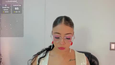 A N T O N E L L E  online show from September 20, 11:33 am