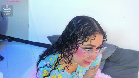 A N T O N E L L E  online show from November 15, 8:33 am