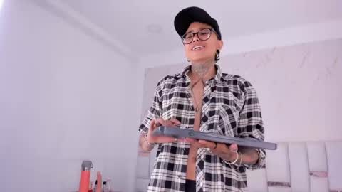 antony_d_ossa online show from April 22, 3:53 am