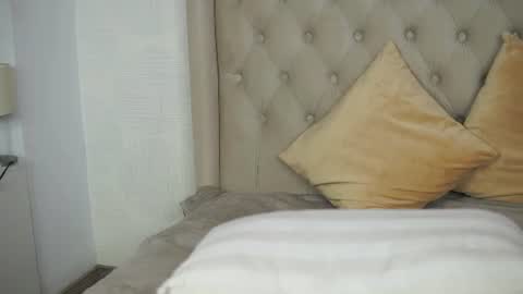 Snapshot of aprilhadid chatting on June 28, 9:10 pm Laura online show from June 28, 9:10 pm