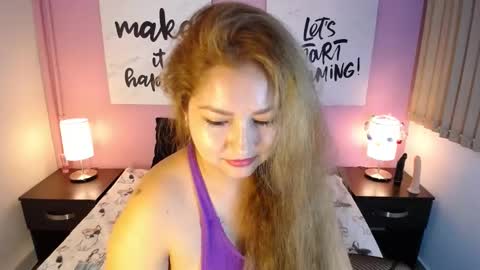 Snapshot of aprilsnow_ chatting on December 11, 11:10 pm AprilSnow online show from December 11, 11:10 pm