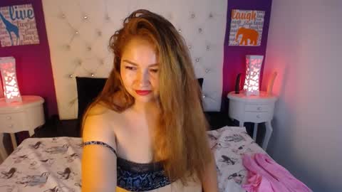 Snapshot of aprilsnow_ chatting on December 18, 11:40 pm AprilSnow online show from December 18, 11:40 pm