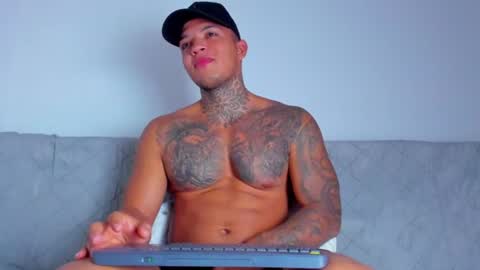 Snapshot of aquiles_elpapi chatting on July 16, 10:32 am AquilesElpapi online show from July 16, 10:32 am