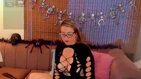 Snapshot of ariana_cross_ chatting on October 22, 3:34 pm Ariana Cruz online show from October 22, 3:34 pm