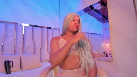 ariana_grande233 online show from April 18, 11:47 am