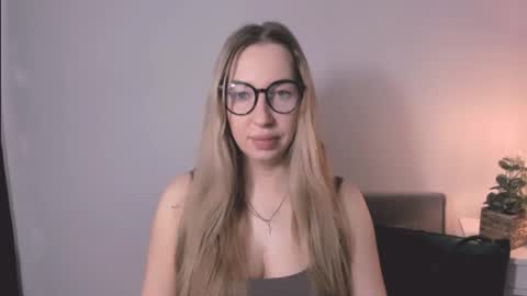 Snapshot of ariaswan chatting on February 21, 6:25 am Aria online show from February 21, 6:25 am