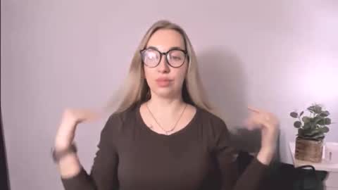 Snapshot of ariaswan chatting on February 26, 7:51 am Aria online show from February 26, 7:51 am