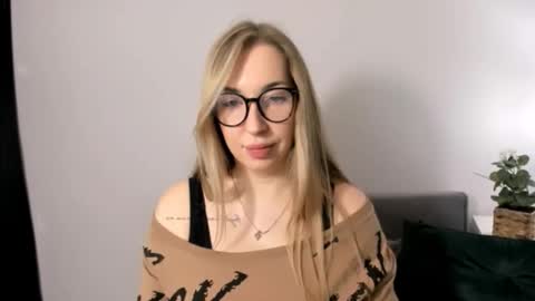 Snapshot of ariaswan chatting on March 20, 8:08 am Aria online show from March 20, 8:08 am