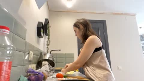 Mia online show from July 12, 9:11 am