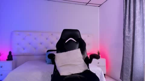 Aron cruz  online show from October 18, 1:34 pm