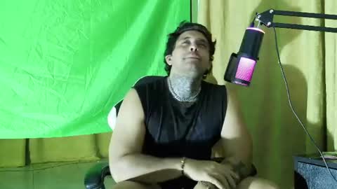 Snapshot of aronmiller404 chatting on July 15, 2:06 am aronmiller online show from July 15, 2:06 am