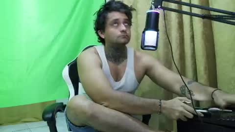 Snapshot of aronmiller404 chatting on July 18, 10:19 am aronmiller online show from July 18, 10:19 am