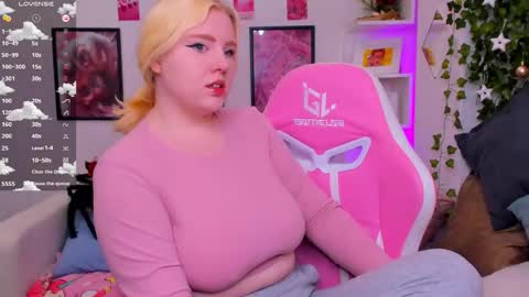 art_lovee_ online show from December 22, 1:35 am