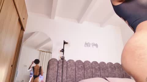 aryascollins online show from April 10, 1:22 am