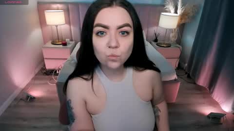 Snapshot of ashton_heidi chatting on May 10, 11:43 pm Your girlfriend online show from May 10, 11:43 pm