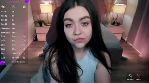 Snapshot of ashton_heidi chatting on June 12, 11:14 pm Your girlfriend online show from June 12, 11:14 pm