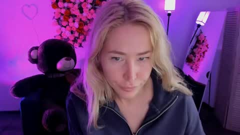 astramonroe online show from April 18, 5:33 am