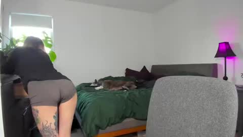 Snapshot of astridluxe chatting on January 6, 8:18 pm Astrid Luxe online show from January 6, 8:18 pm