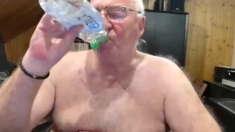 Snapshot of asusandy chatting on April 16, 11:07 pm asusandy online show from April 16, 11:07 pm