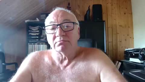 Snapshot of asusandy chatting on April 27, 3:21 pm asusandy online show from April 27, 3:21 pm