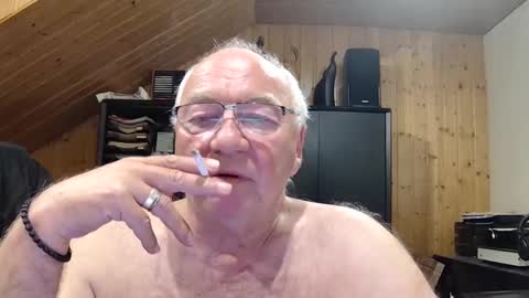 Snapshot of asusandy chatting on April 30, 11:09 pm asusandy online show from April 30, 11:09 pm