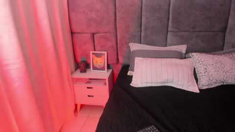 Snapshot of atenea_velle chatting on April 28, 4:06 am atenea velle online show from April 28, 4:06 am
