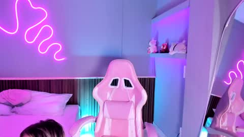 athenea__fox online show from April 15, 12:01 pm