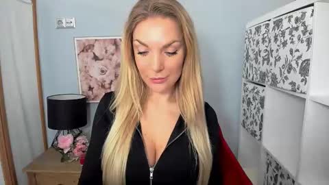 Snapshot of aullorasensual chatting on December 11, 8:26 am AulloraSensual online show from December 11, 8:26 am