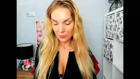 Snapshot of aullorasensual chatting on February 5, 6:24 am AulloraSensual online show from February 5, 6:24 am