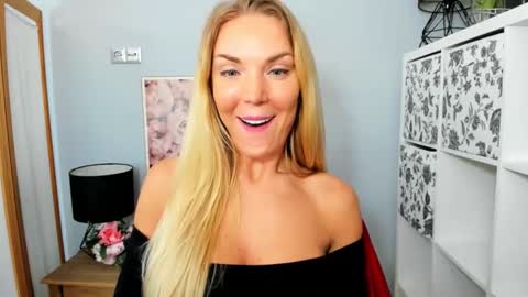 Snapshot of aullorasensual chatting on February 6, 11:43 am AulloraSensual online show from February 6, 11:43 am