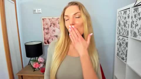 Snapshot of aullorasensual chatting on February 16, 6:21 am AulloraSensual online show from February 16, 6:21 am