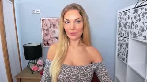 Snapshot of aullorasensual chatting on February 19, 6:11 am AulloraSensual online show from February 19, 6:11 am