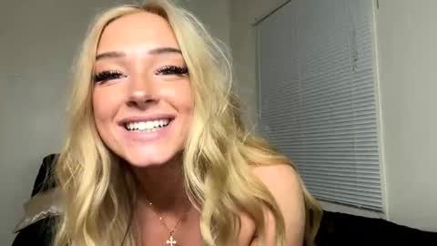 auriamist online show from May 15, 5:25 am