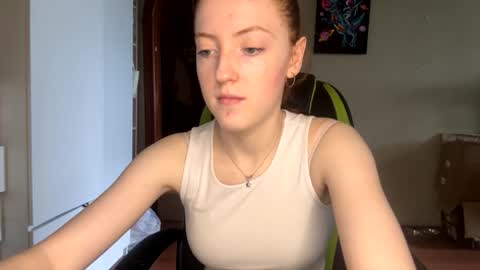 auroraviolet_ online show from June 8, 11:32 am