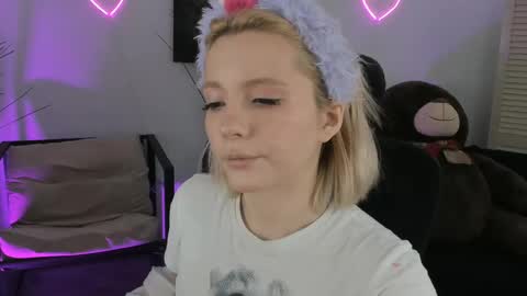 aurorawrenfield online show from March 6, 4:31 am