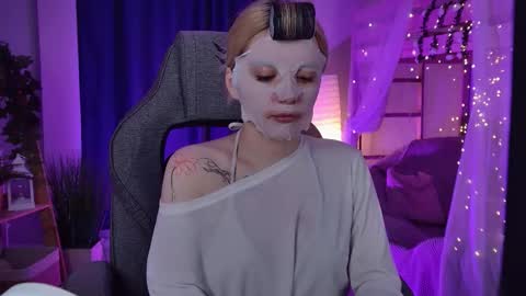 aurorawrenfield online show from March 25, 2:17 am