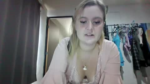 Snapshot of avery_doll21 chatting on June 28, 4:35 pm Avery Doll online show from June 28, 4:35 pm
