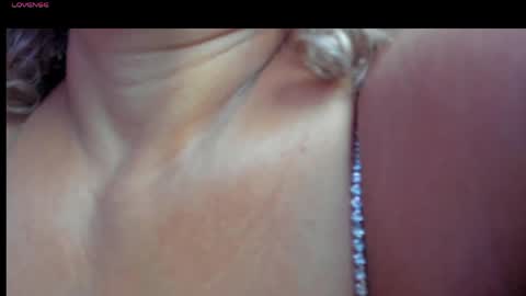 Snapshot of avril_jonson chatting on May 31, 9:38 pm avril_jonson online show from May 31, 9:38 pm