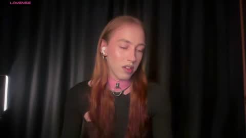 avril_pearly_ online show from July 27, 10:11 am