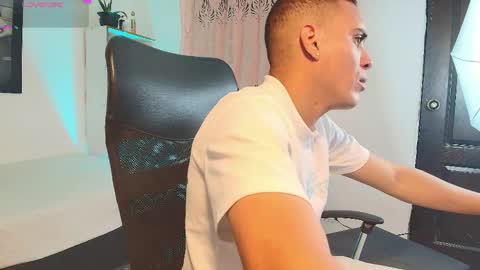 axel__fierro online show from April 4, 10:51 pm