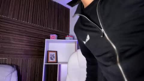 axel_grey_ online show from December 5, 12:25 pm