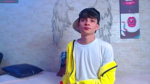 Snapshot of axel_milo_and_kairo chatting on March 15, 12:27 am axel_milo_and_kairo online show from March 15, 12:27 am